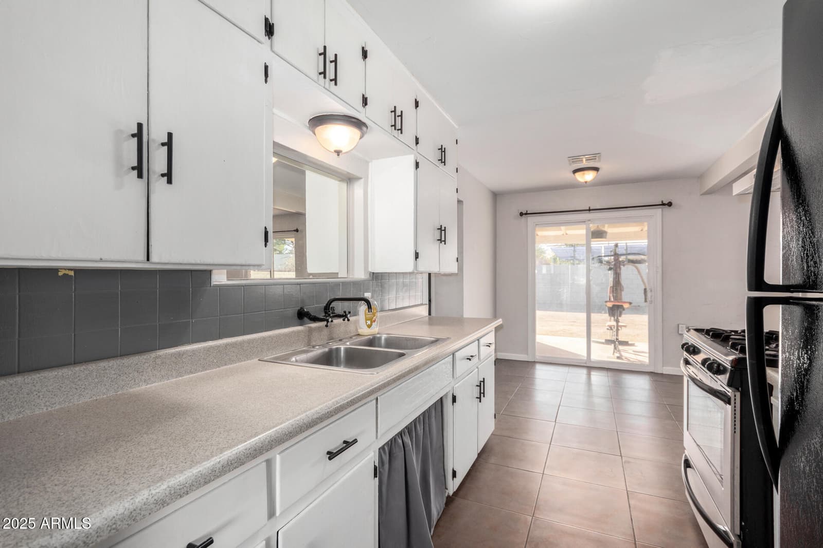 1061 W 5TH Street, Mesa, AZ 85201 — photo 4 of 29