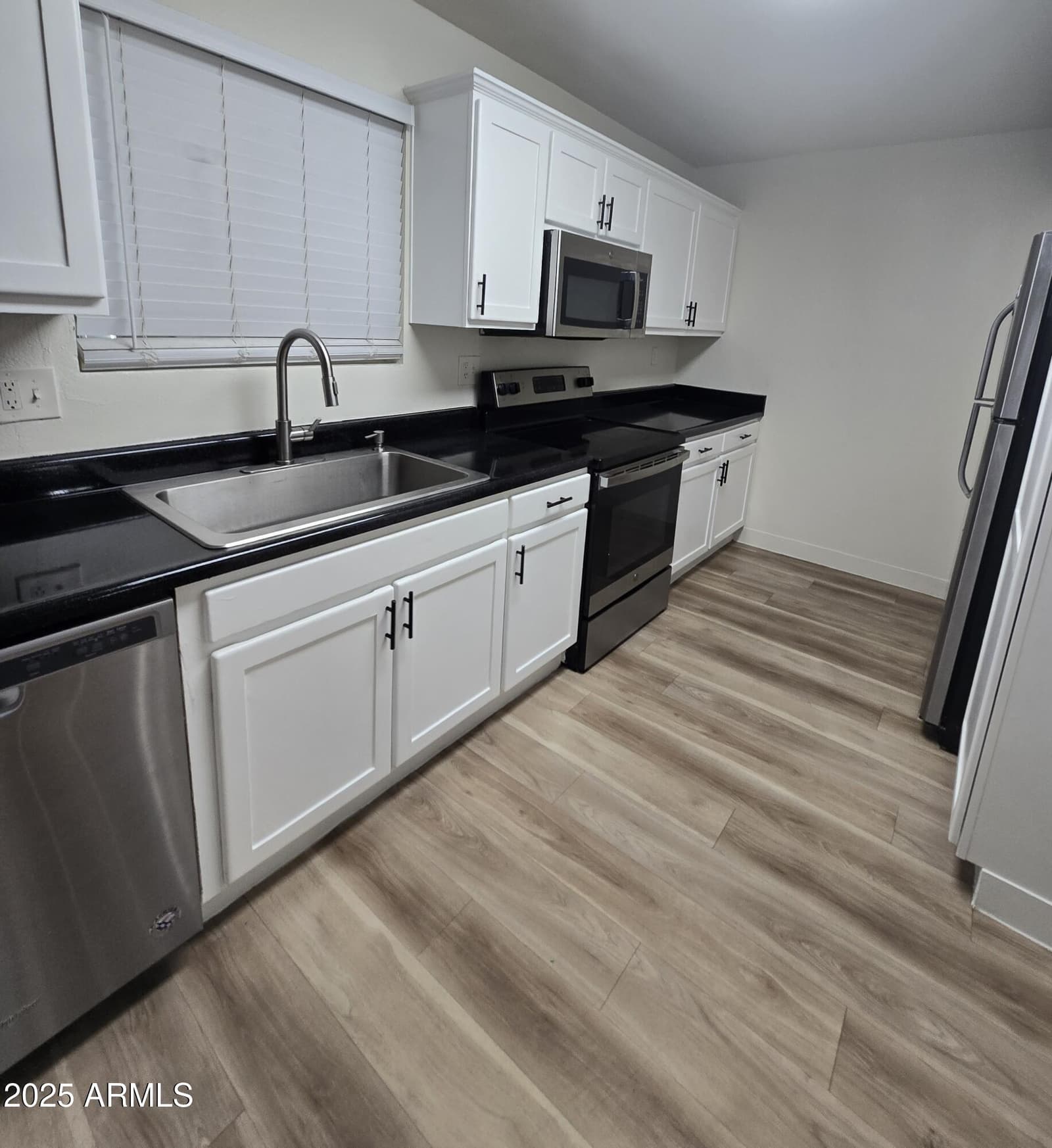 3207 W JOAN DE ARC Avenue, Phoenix, AZ 85029 — photo 8 of 24