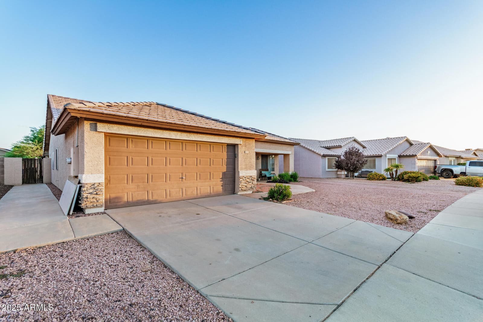 8441 W MINNEZONA Avenue, Phoenix, AZ 85037 — photo 5 of 37
