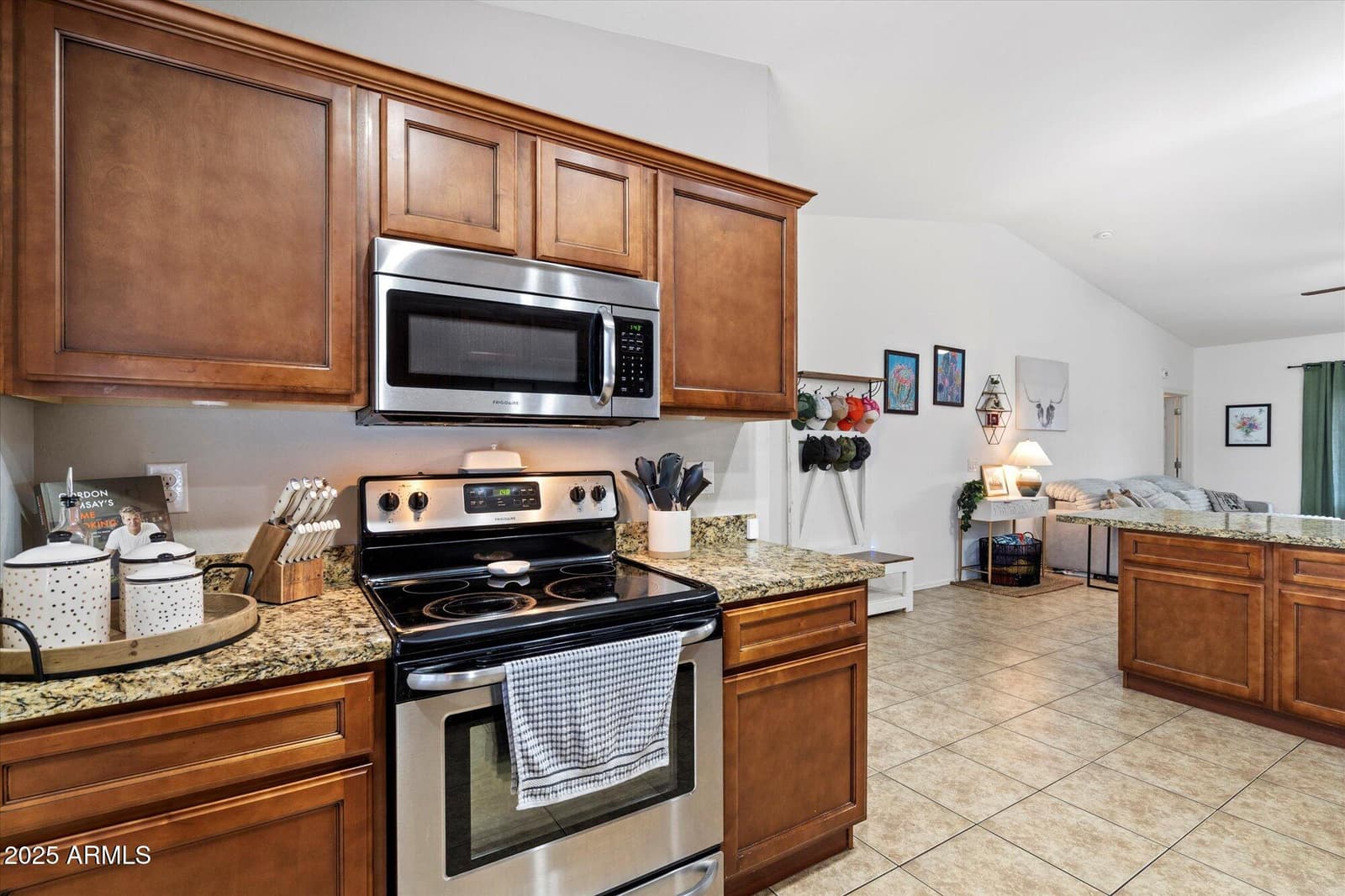 8025 S 5TH Avenue, Phoenix, AZ 85041 — photo 4 of 20
