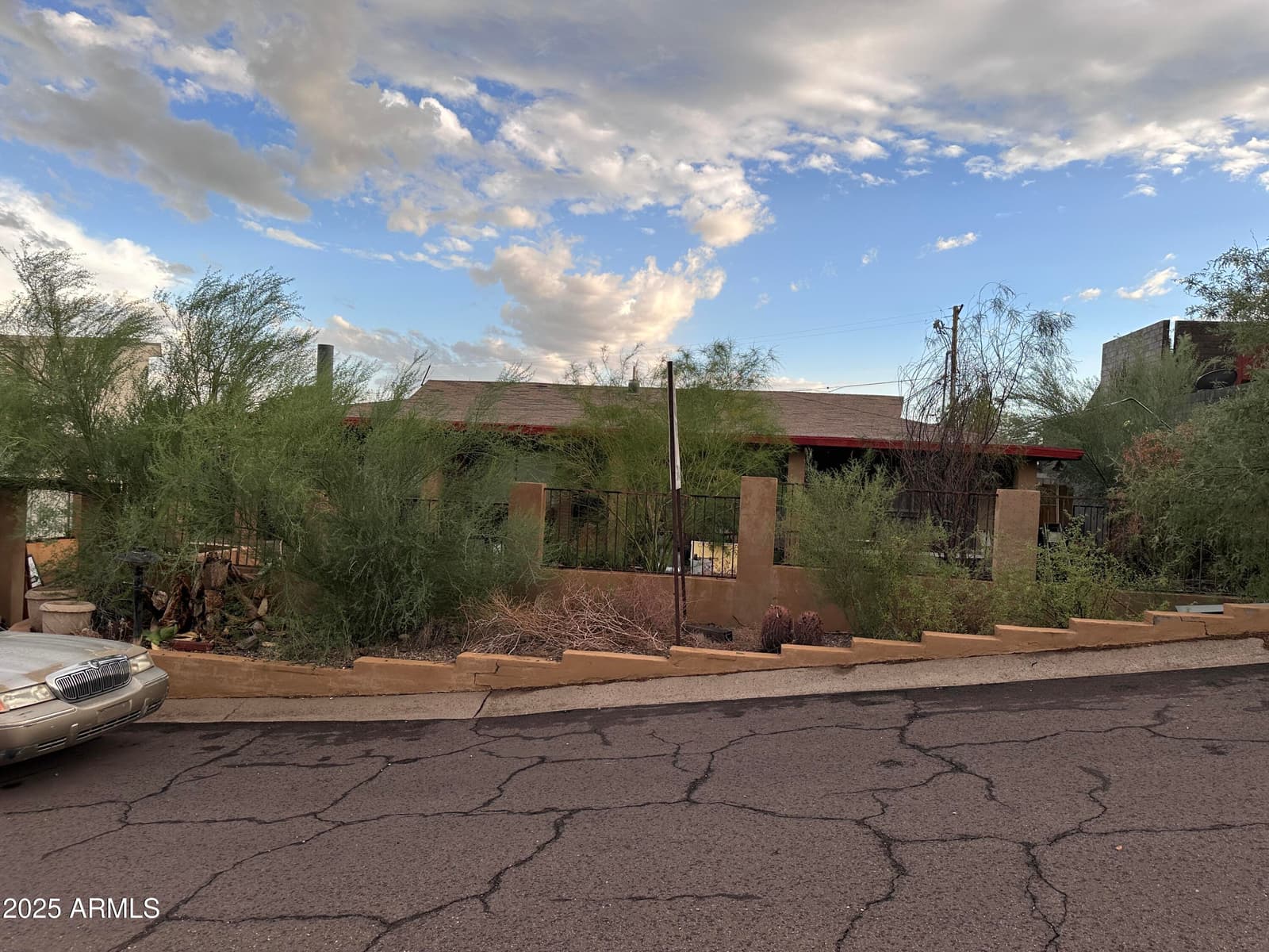 939 W MERCER Lane, Phoenix, AZ 85029 — photo 1 of 12