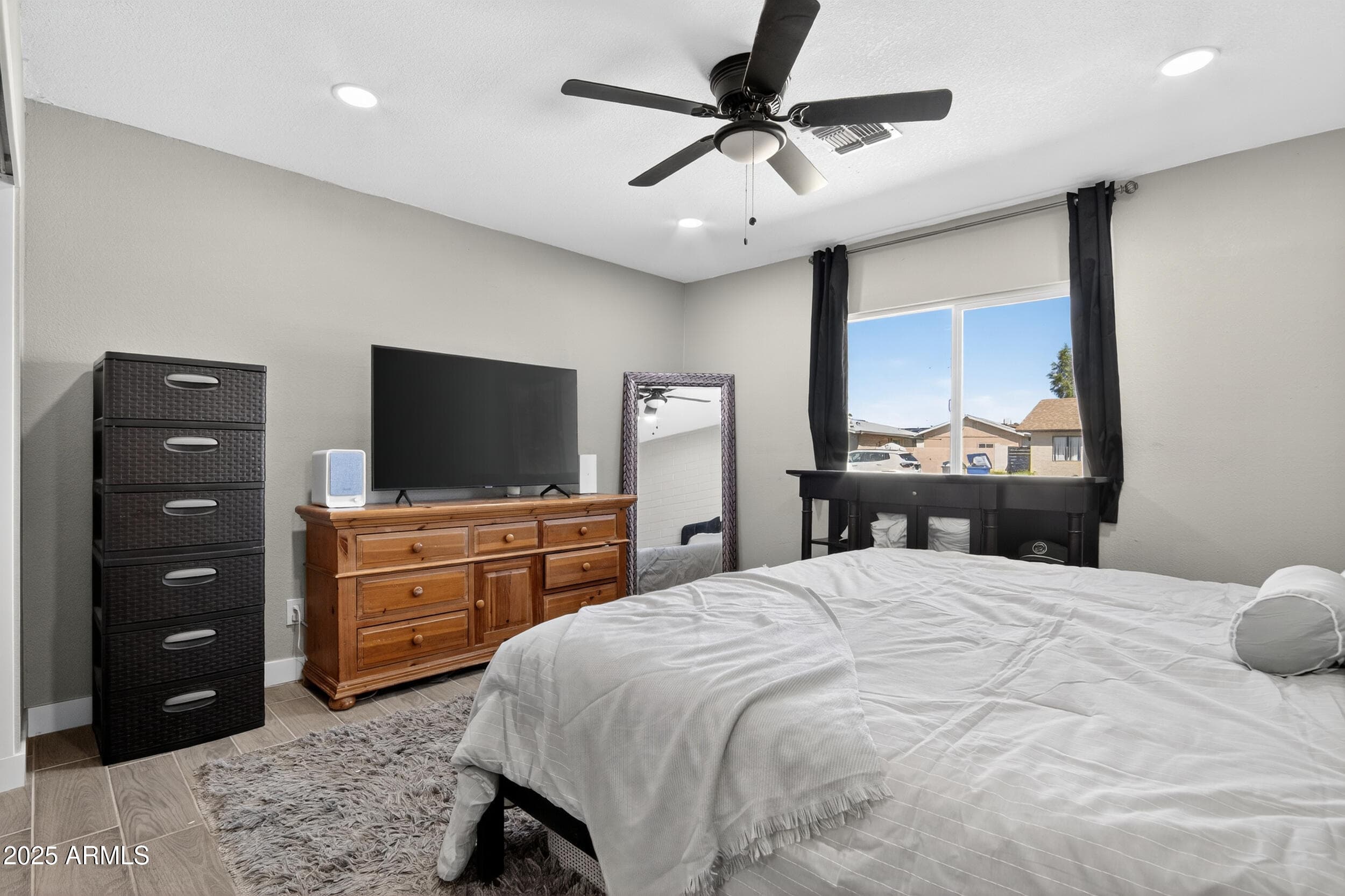2341 W LAUREL Lane, Phoenix, AZ 85029 — photo 15 of 31