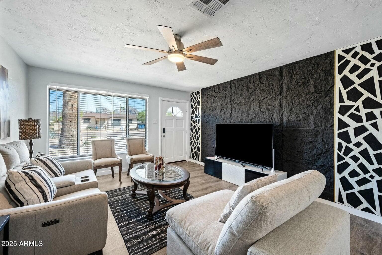 8050 N 11TH Place, Phoenix, AZ 85020 — photo 3 of 20
