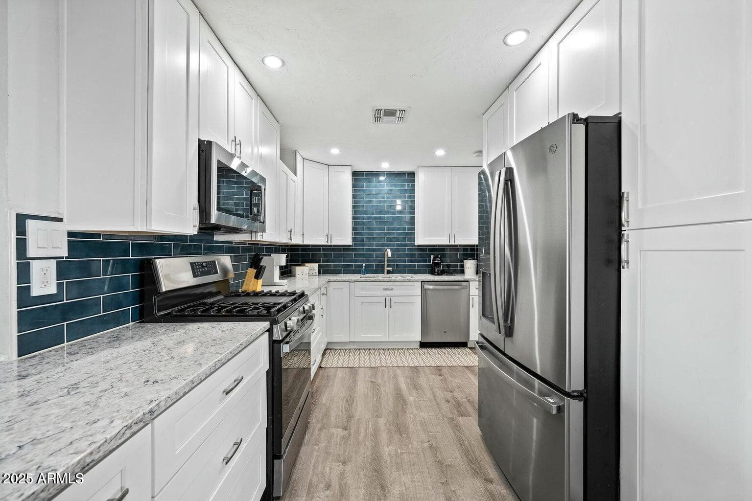 8050 N 11TH Place, Phoenix, AZ 85020 — photo 8 of 20