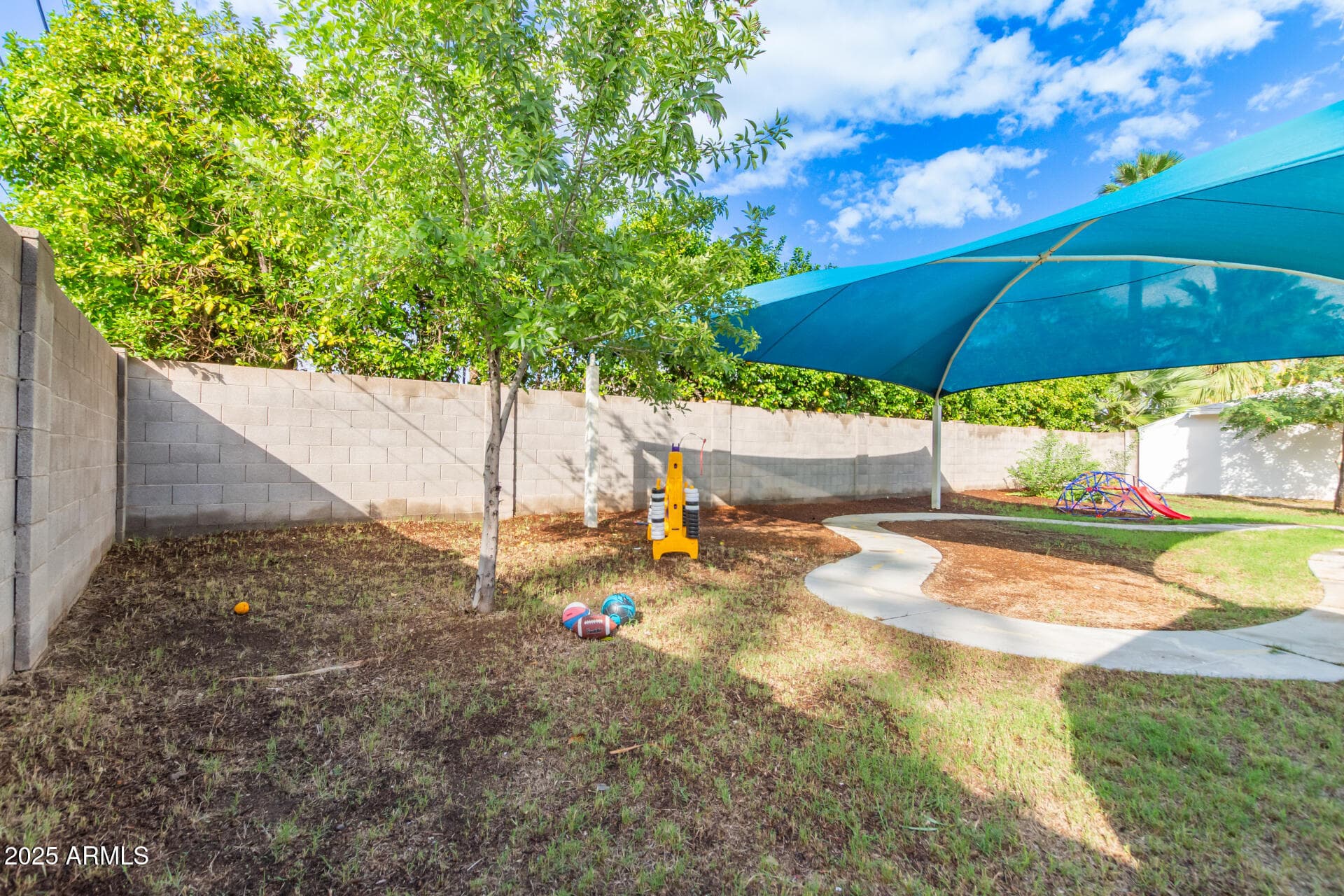 328 E BETHANY HOME Road, Phoenix, AZ 85012 — photo 30 of 35