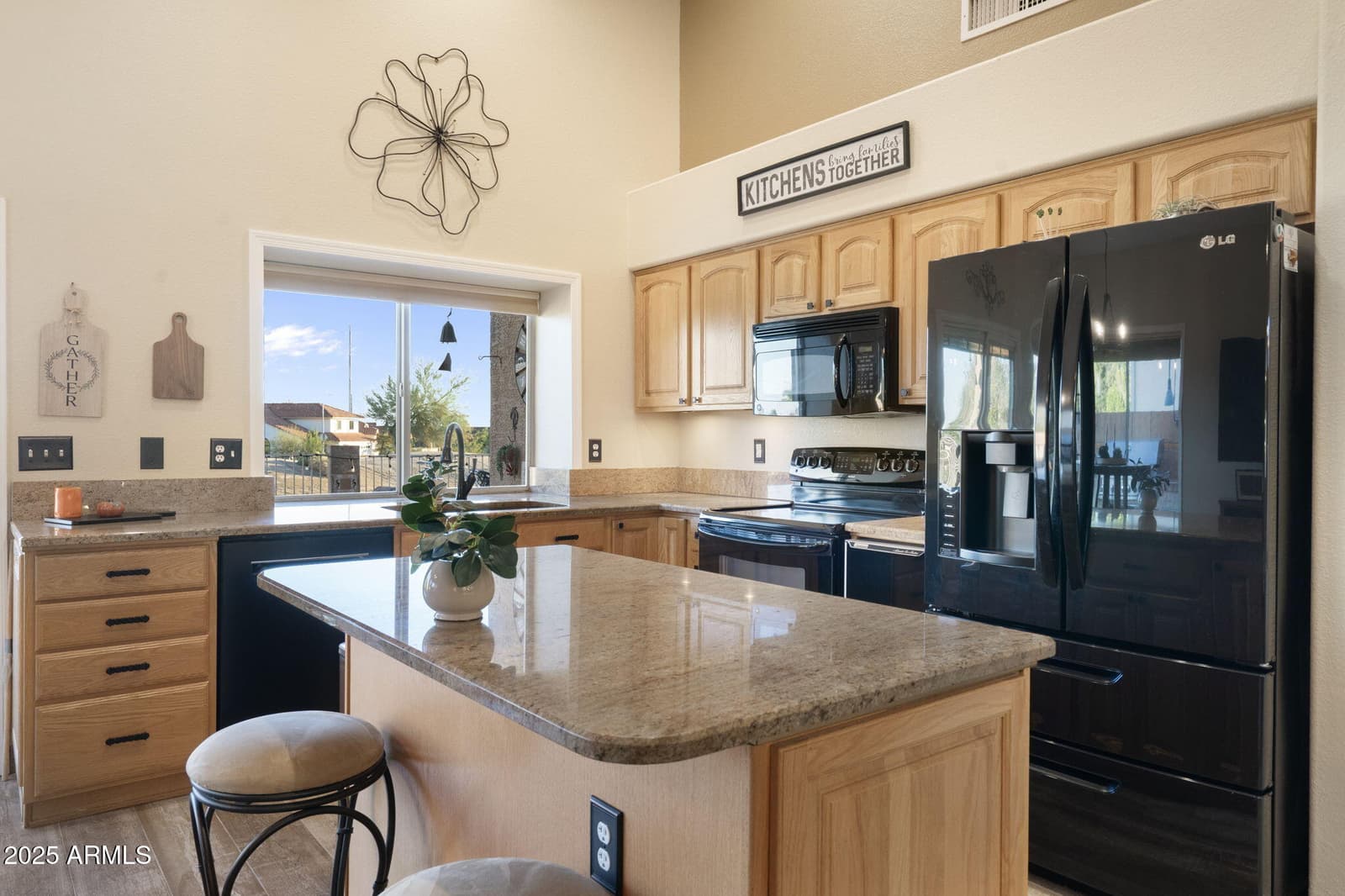 1437 E GLENHAVEN Drive, Phoenix, AZ 85048 — photo 7 of 32