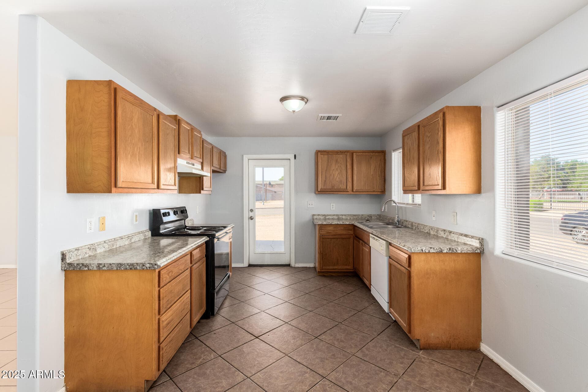 105 W 8TH Street, Eloy, AZ 85131 — photo 14 of 31