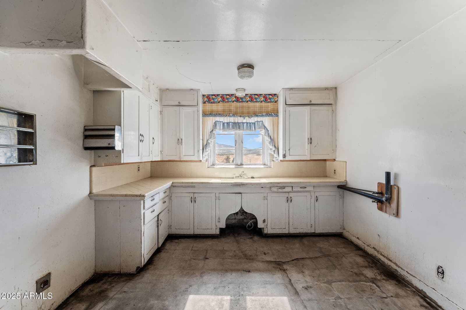 16057 S SICKLES RANCH Road, Peeples Valley, AZ 86332 — photo 14 of 39