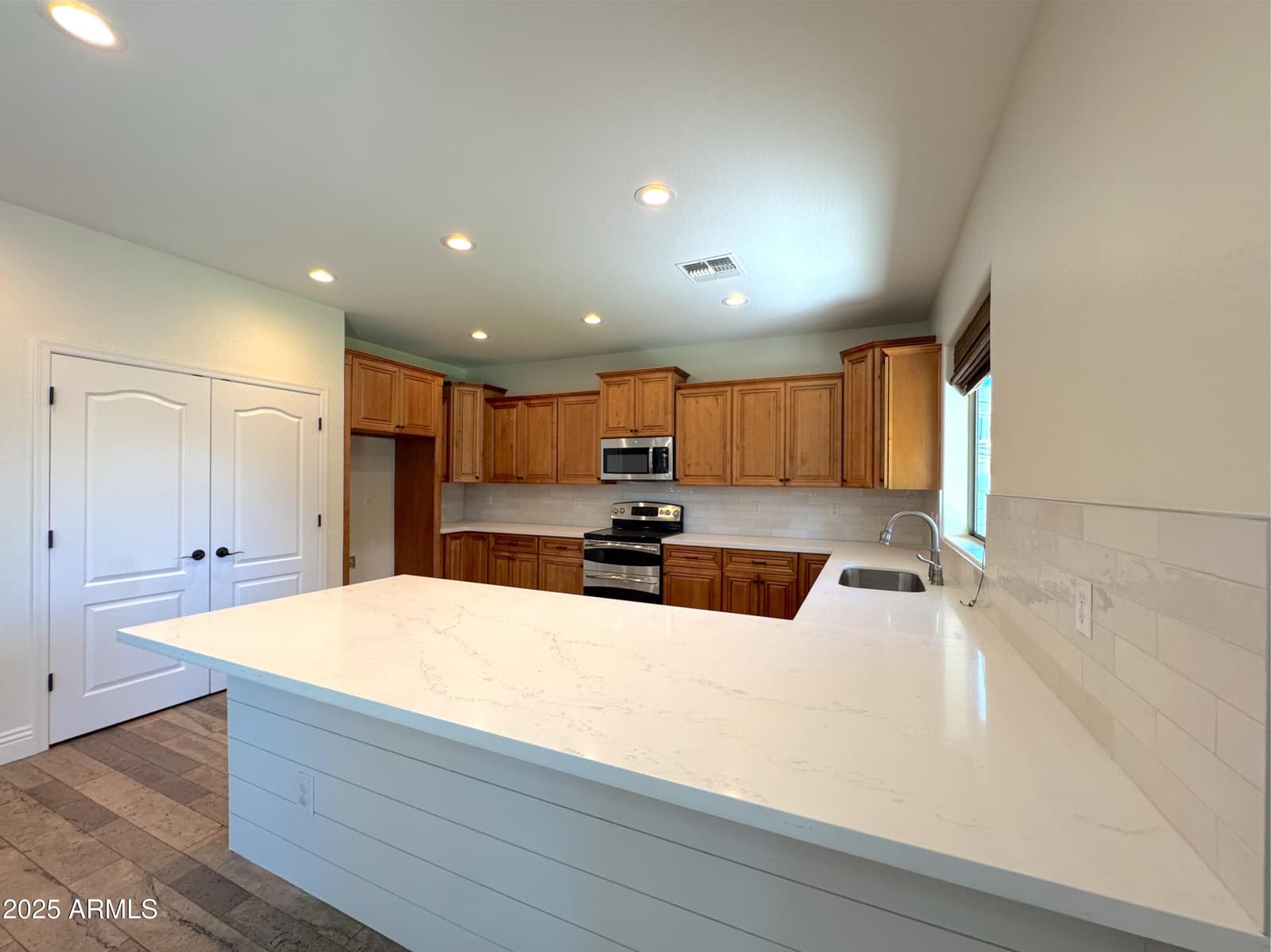 1637 W GREEN TREE Drive, San Tan Valley, AZ 85144 — photo 7 of 34