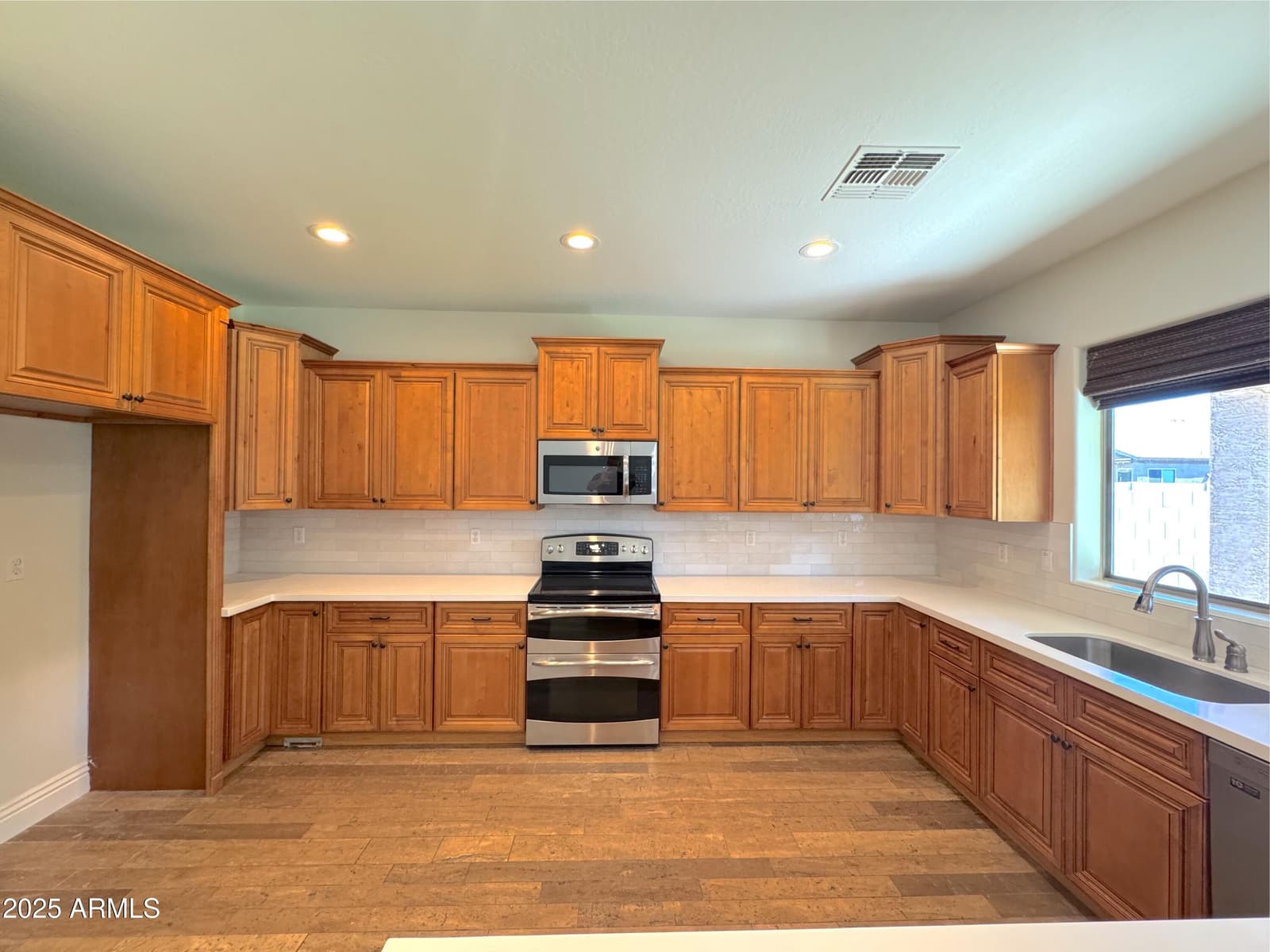 1637 W GREEN TREE Drive, San Tan Valley, AZ 85144 — photo 8 of 34