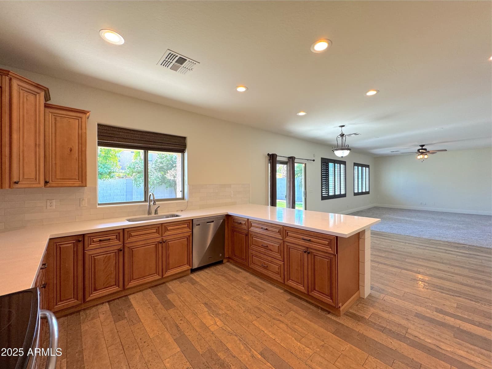 1637 W GREEN TREE Drive, San Tan Valley, AZ 85144 — photo 9 of 34