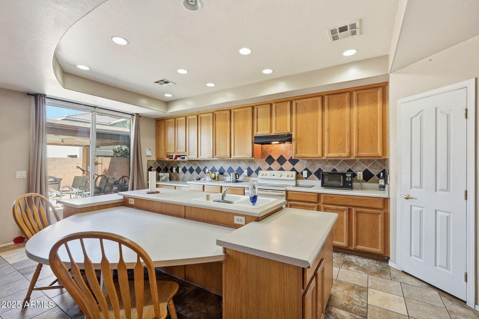 6826 S 41ST Drive, Phoenix, AZ 85041 — photo 15 of 40