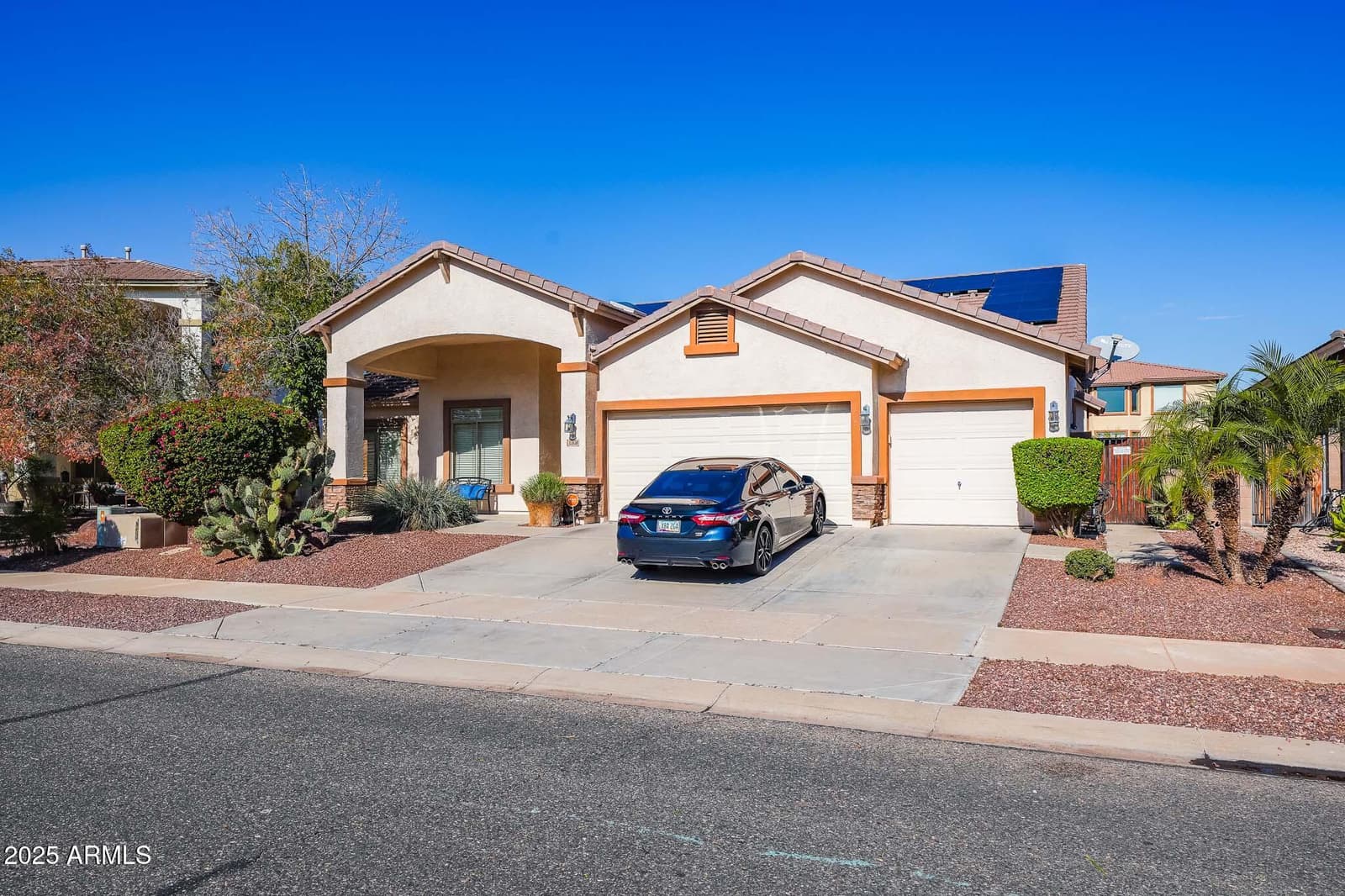 15850 W MERCER Lane, Surprise, AZ 85379 — photo 3 of 42