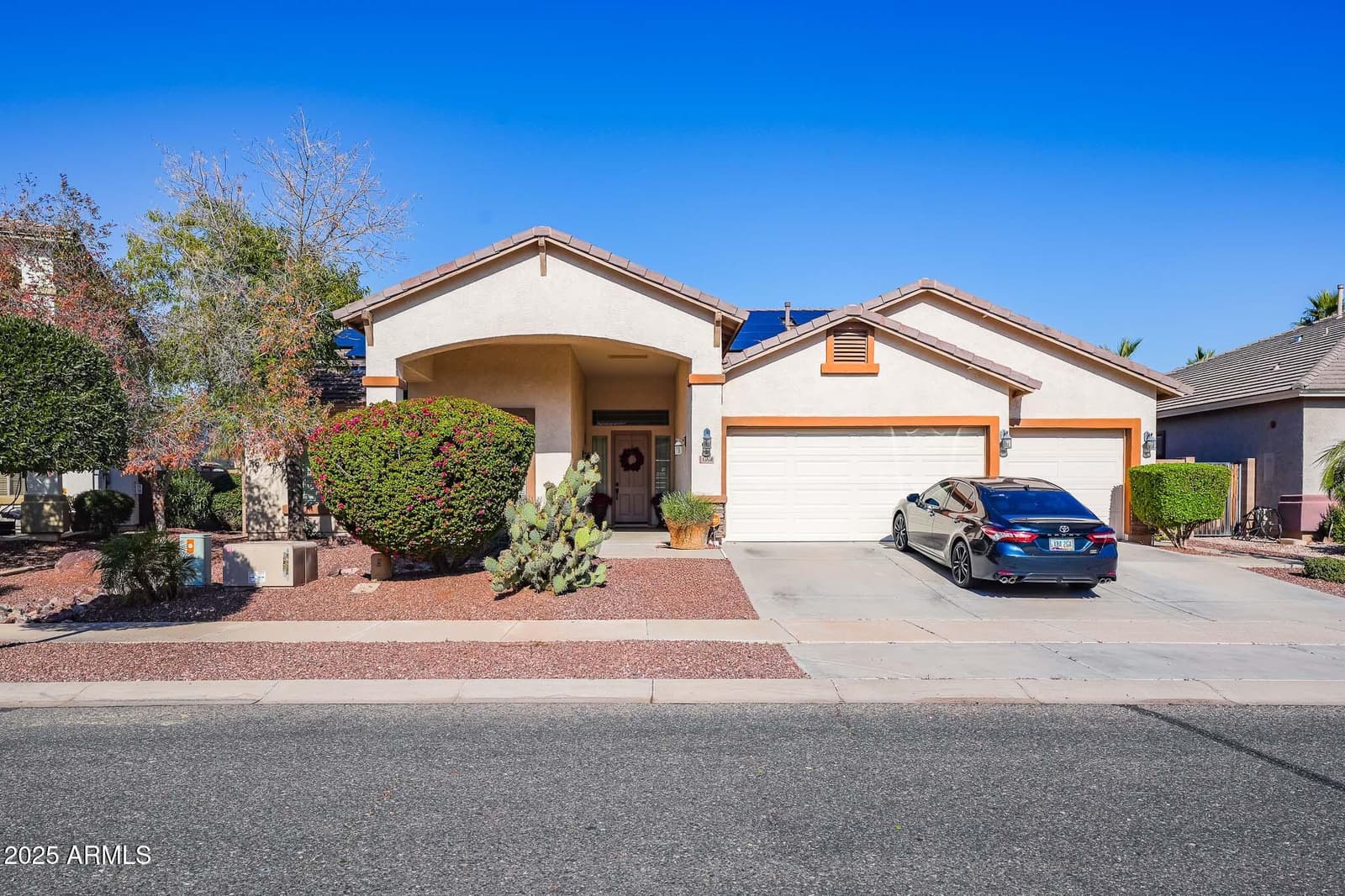 15850 W MERCER Lane, Surprise, AZ 85379 — photo 2 of 42