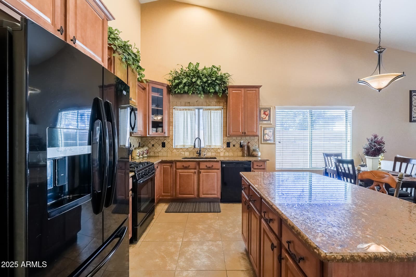 15850 W MERCER Lane, Surprise, AZ 85379 — photo 9 of 42