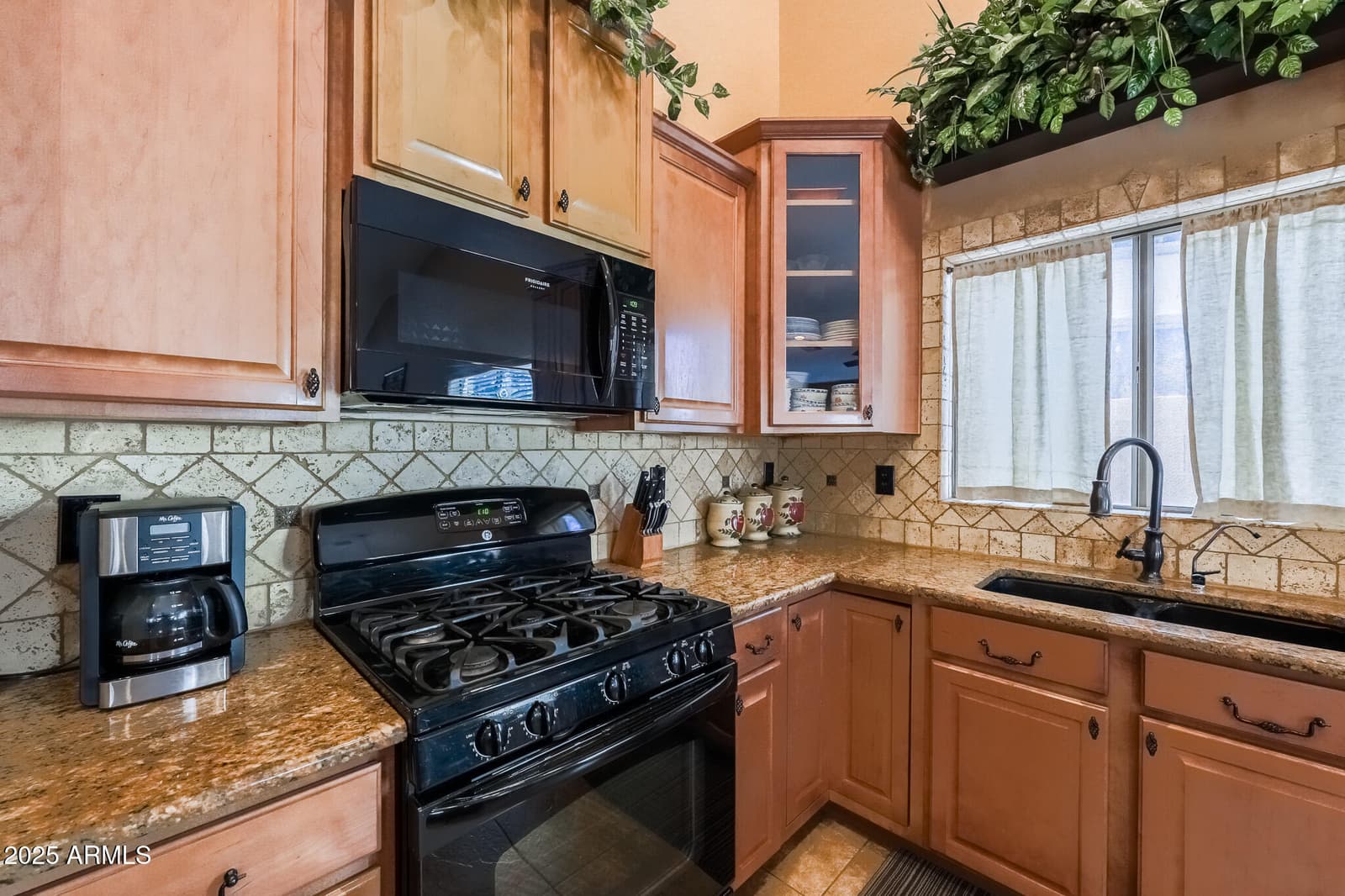 15850 W MERCER Lane, Surprise, AZ 85379 — photo 10 of 42