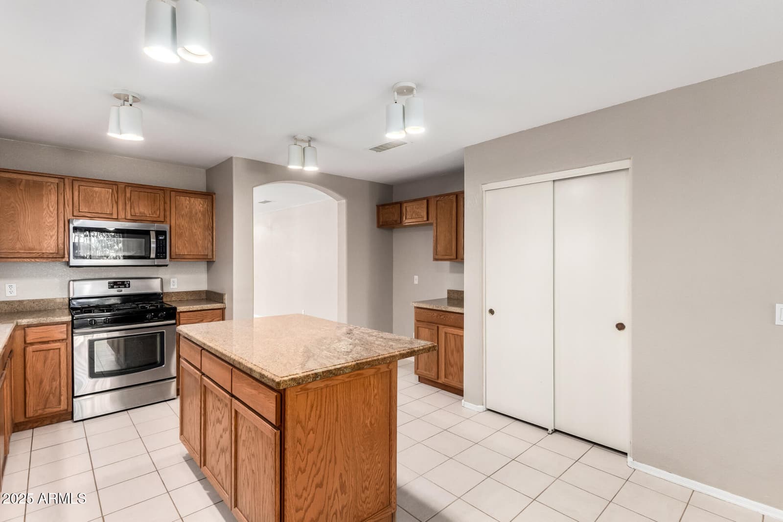 3822 W FALLEN LEAF Lane, Glendale, AZ 85310 — photo 10 of 35