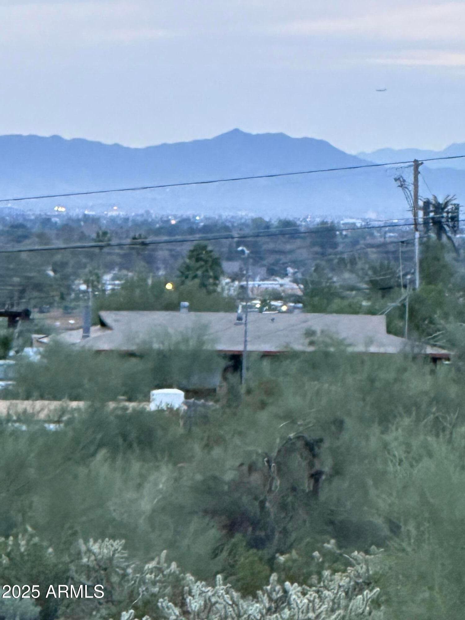 939 W MERCER Lane, Phoenix, AZ 85029 — photo 7 of 12