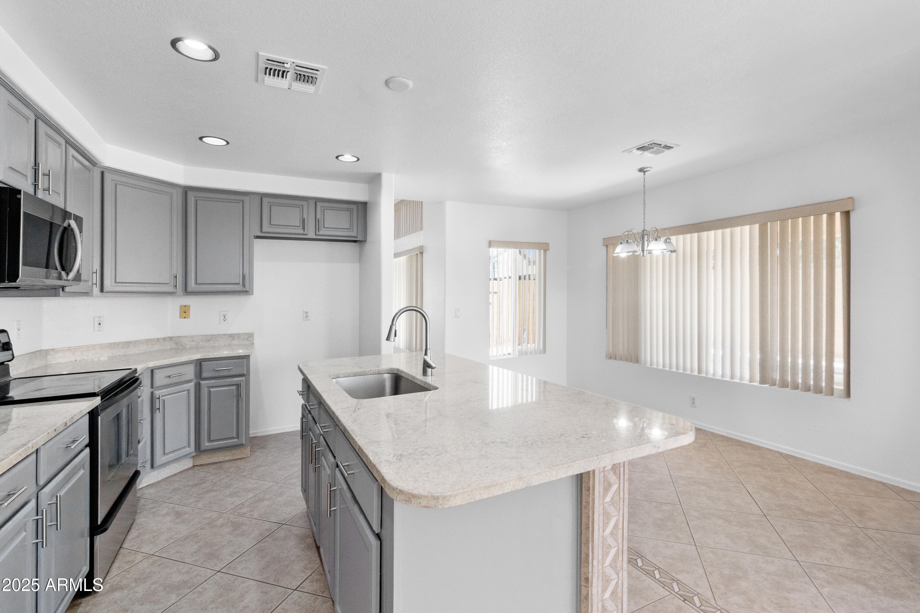 7767 W SIERRA VISTA Drive, Glendale, AZ 85303 — photo 6 of 33