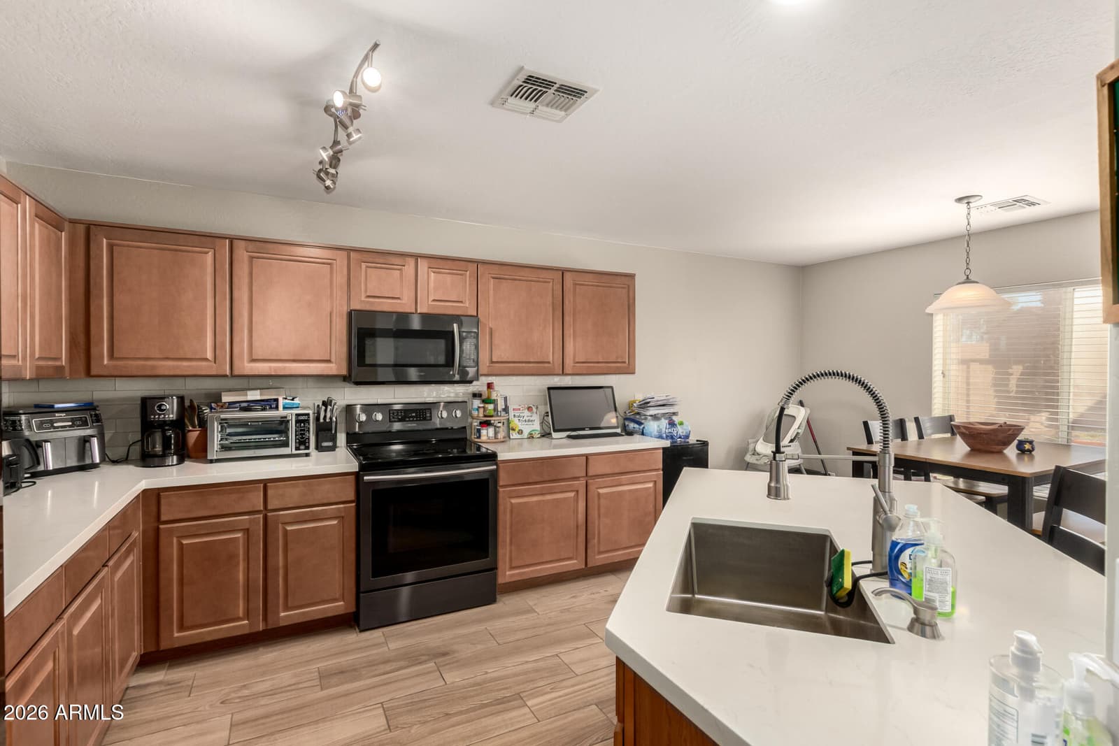 885 E LAKEVIEW Drive, San Tan Valley, AZ 85143 — photo 10 of 34