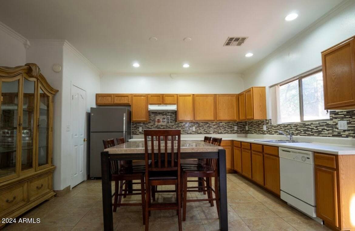9427 W VIRGINIA Avenue, Phoenix, AZ 85037 — photo 7 of 19
