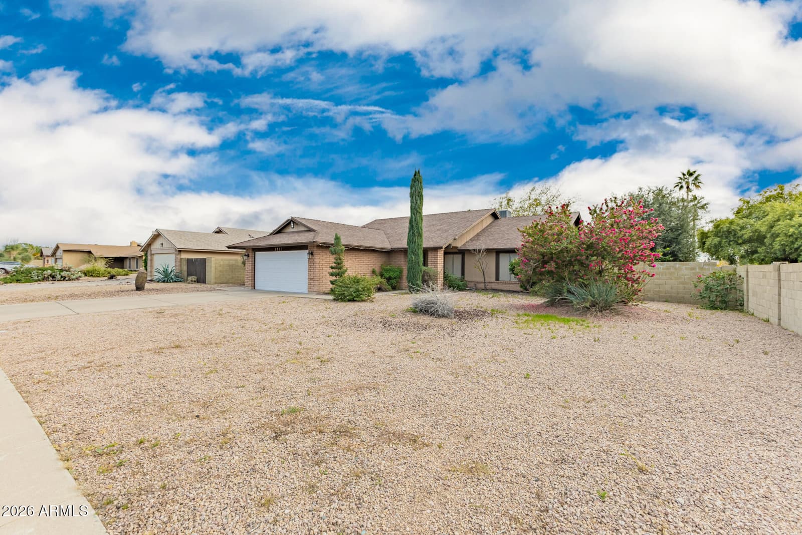 3215 W PARADISE Lane, Phoenix, AZ 85053 — photo 3 of 34