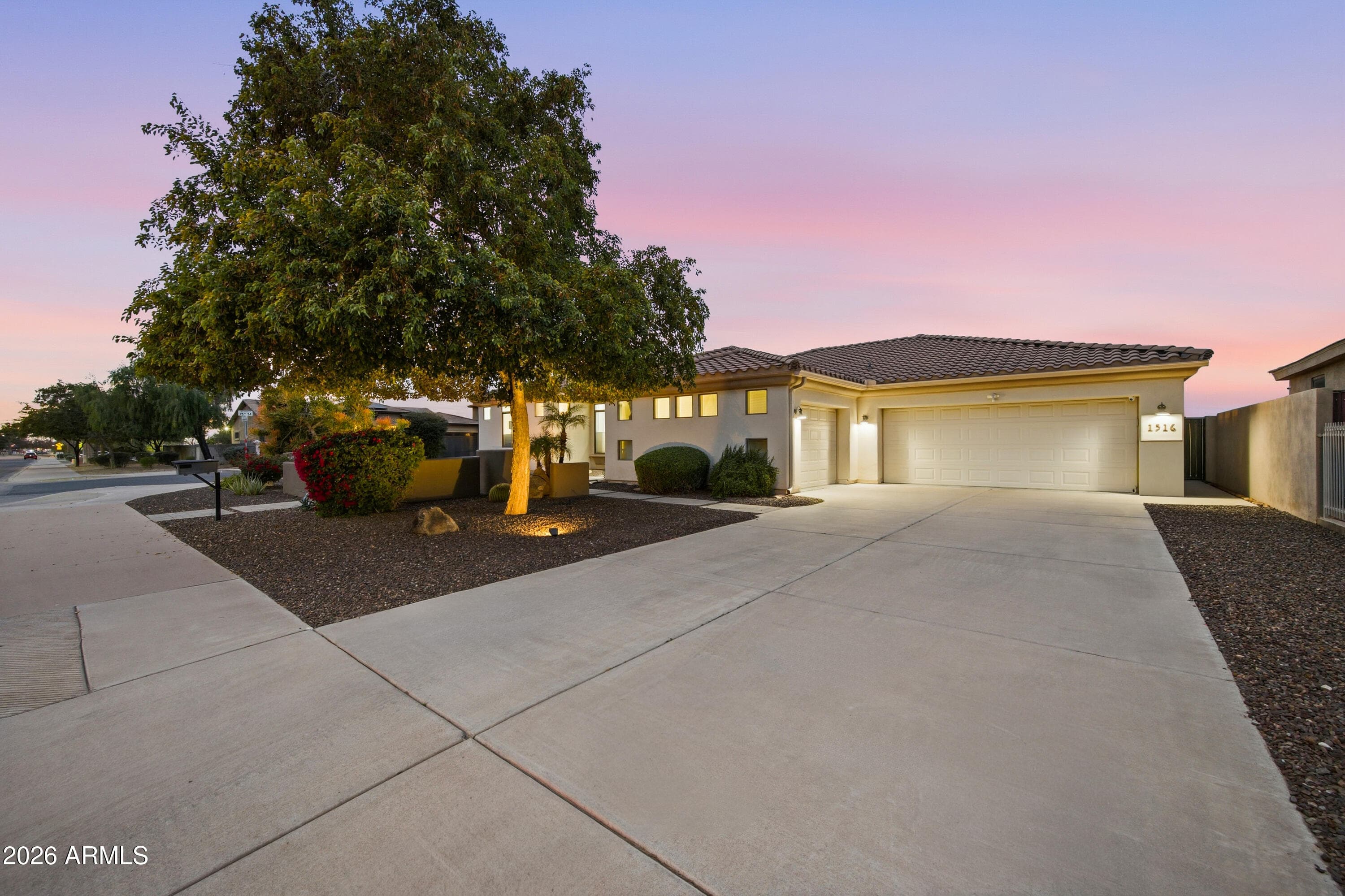 1516 E South Mountain Avenue, Phoenix, AZ 85042 — photo 5 of 43