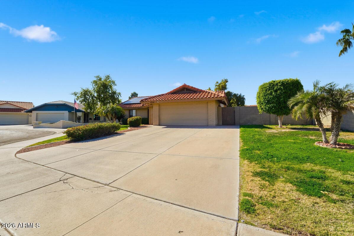11226 N 60TH Court, Glendale, AZ 85304 — photo 4 of 25