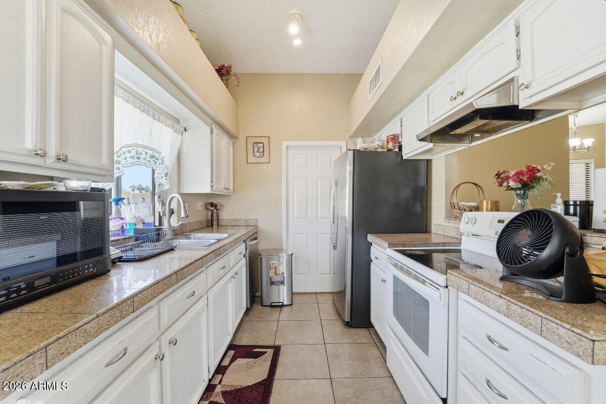 11226 N 60TH Court, Glendale, AZ 85304 — photo 9 of 25