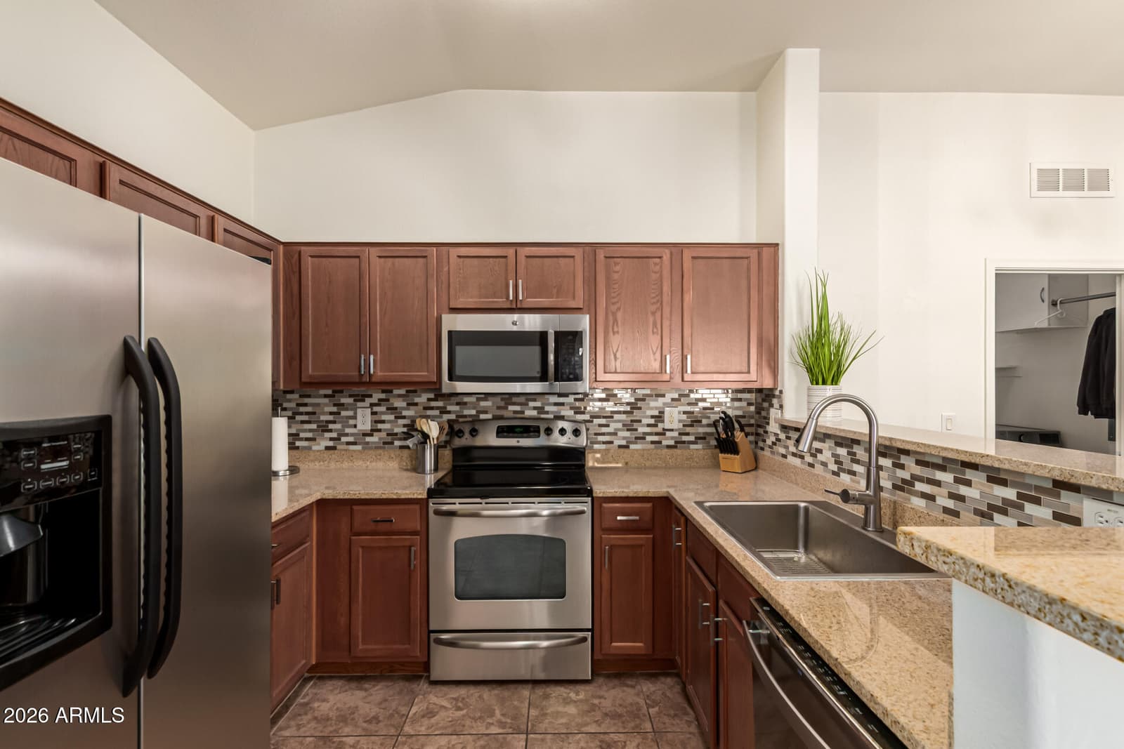 2725 E MINE CREEK Road 2022, Phoenix, AZ 85024 — photo 13 of 25