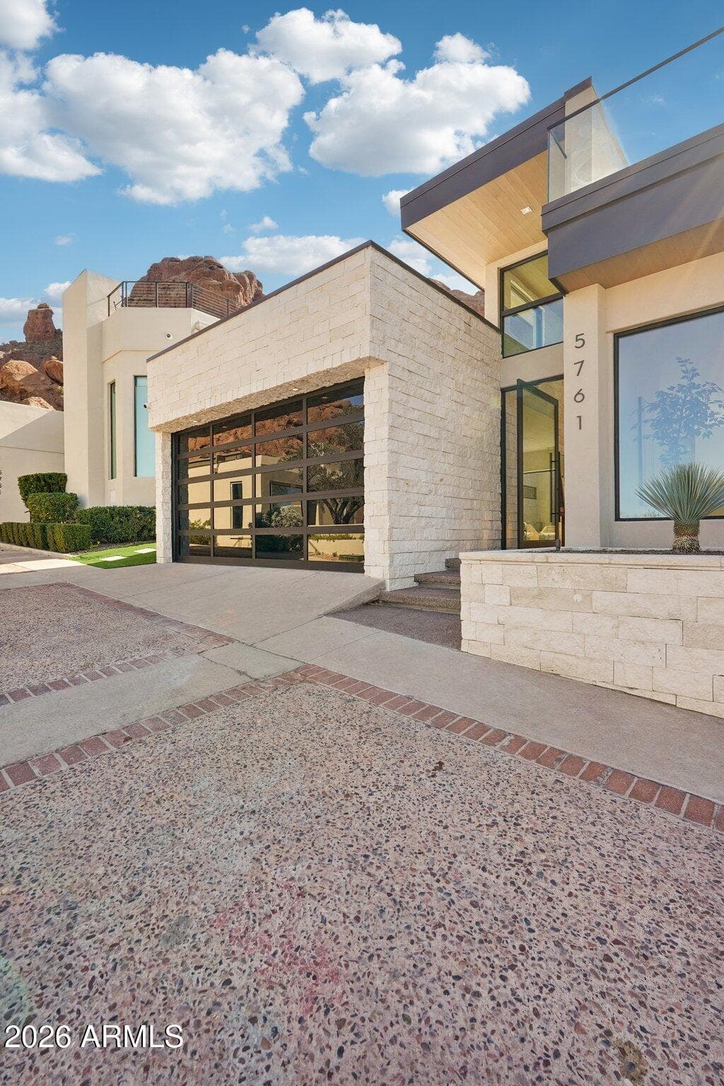 5761 N ECHO CANYON Circle, Phoenix, AZ 85018 — photo 4 of 100