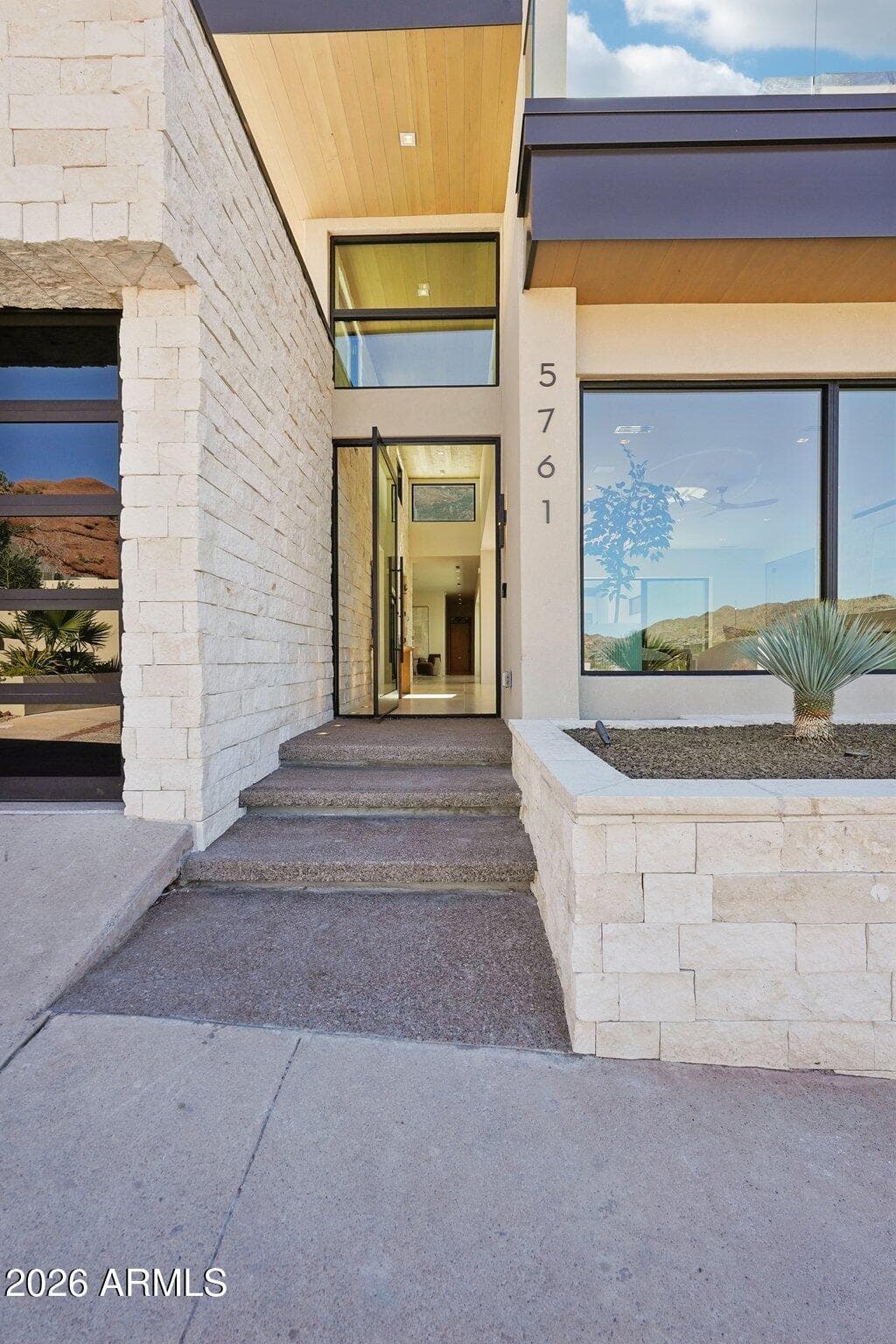 5761 N ECHO CANYON Circle, Phoenix, AZ 85018 — photo 5 of 100