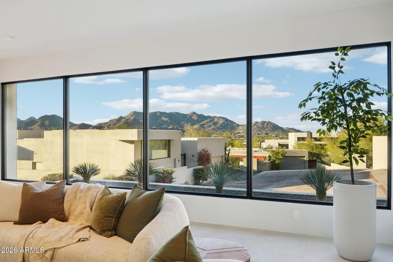 5761 N ECHO CANYON Circle, Phoenix, AZ 85018 — photo 10 of 100