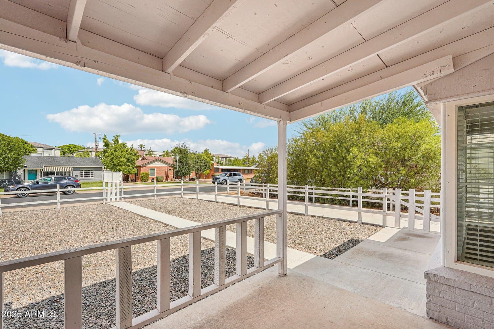 511 E CHEERY LYNN Road, Phoenix, AZ 85012 — photo 6 of 33