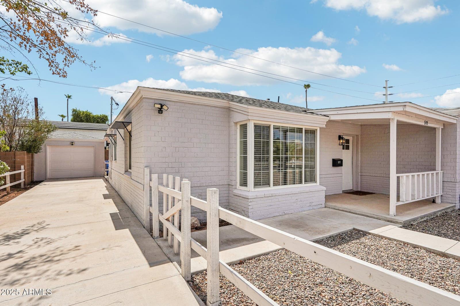 511 E CHEERY LYNN Road, Phoenix, AZ 85012 — photo 9 of 33