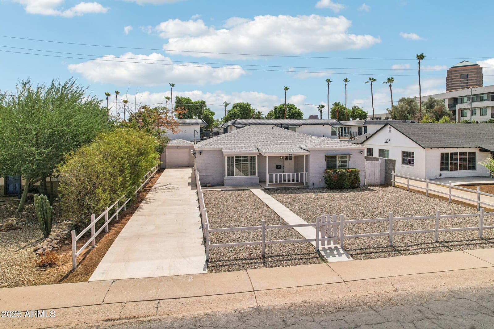 511 E CHEERY LYNN Road, Phoenix, AZ 85012 — photo 7 of 33