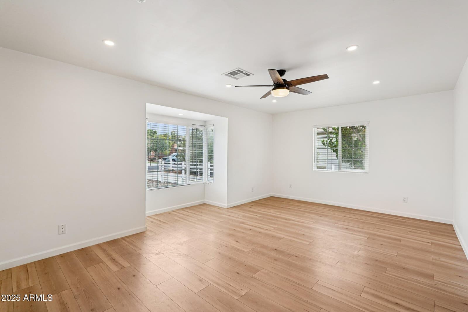 511 E CHEERY LYNN Road, Phoenix, AZ 85012 — photo 13 of 33