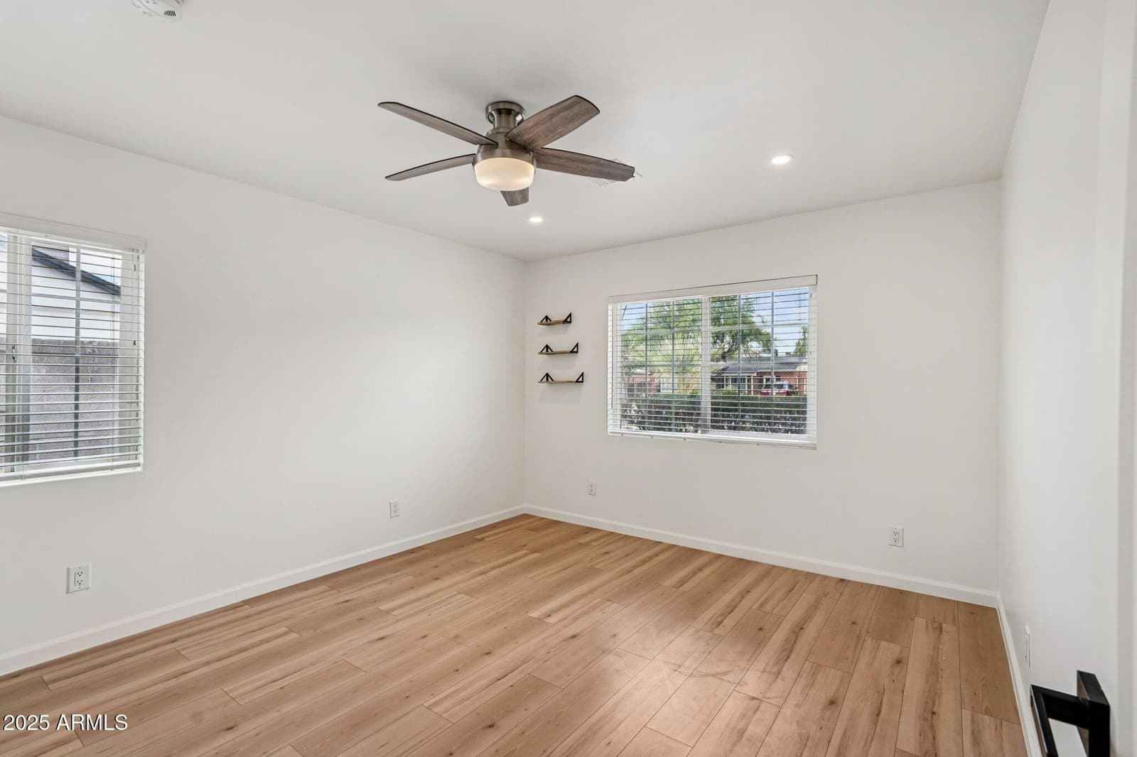 511 E CHEERY LYNN Road, Phoenix, AZ 85012 — photo 14 of 33