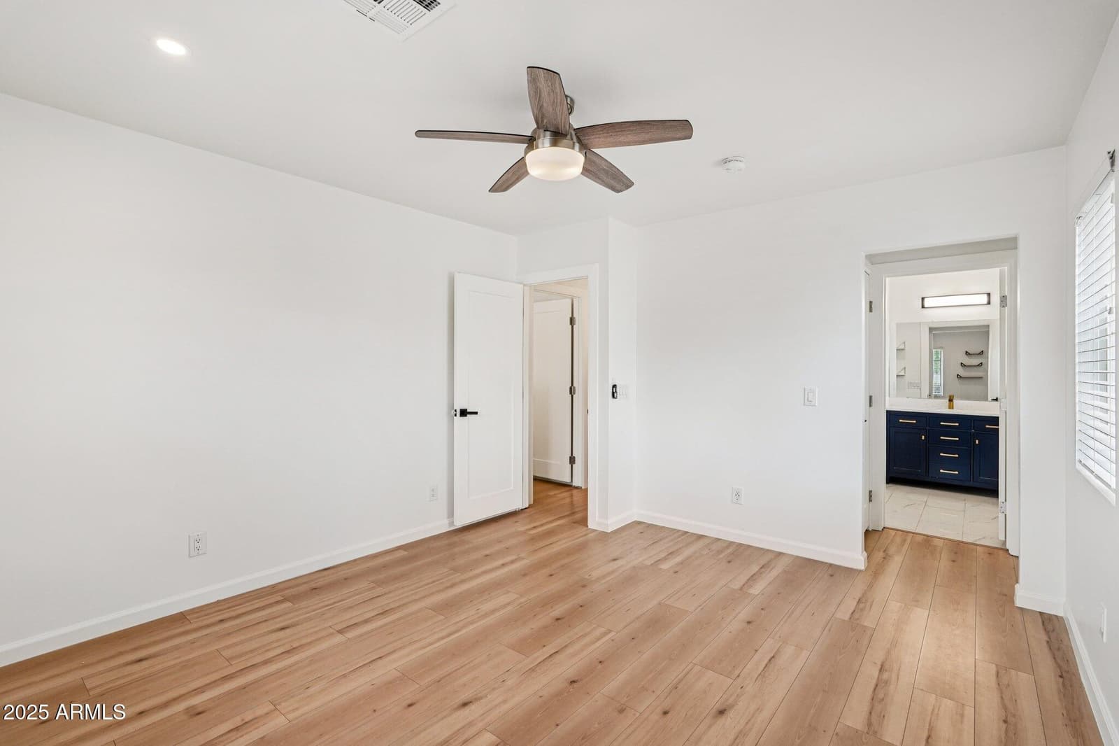 511 E CHEERY LYNN Road, Phoenix, AZ 85012 — photo 15 of 33
