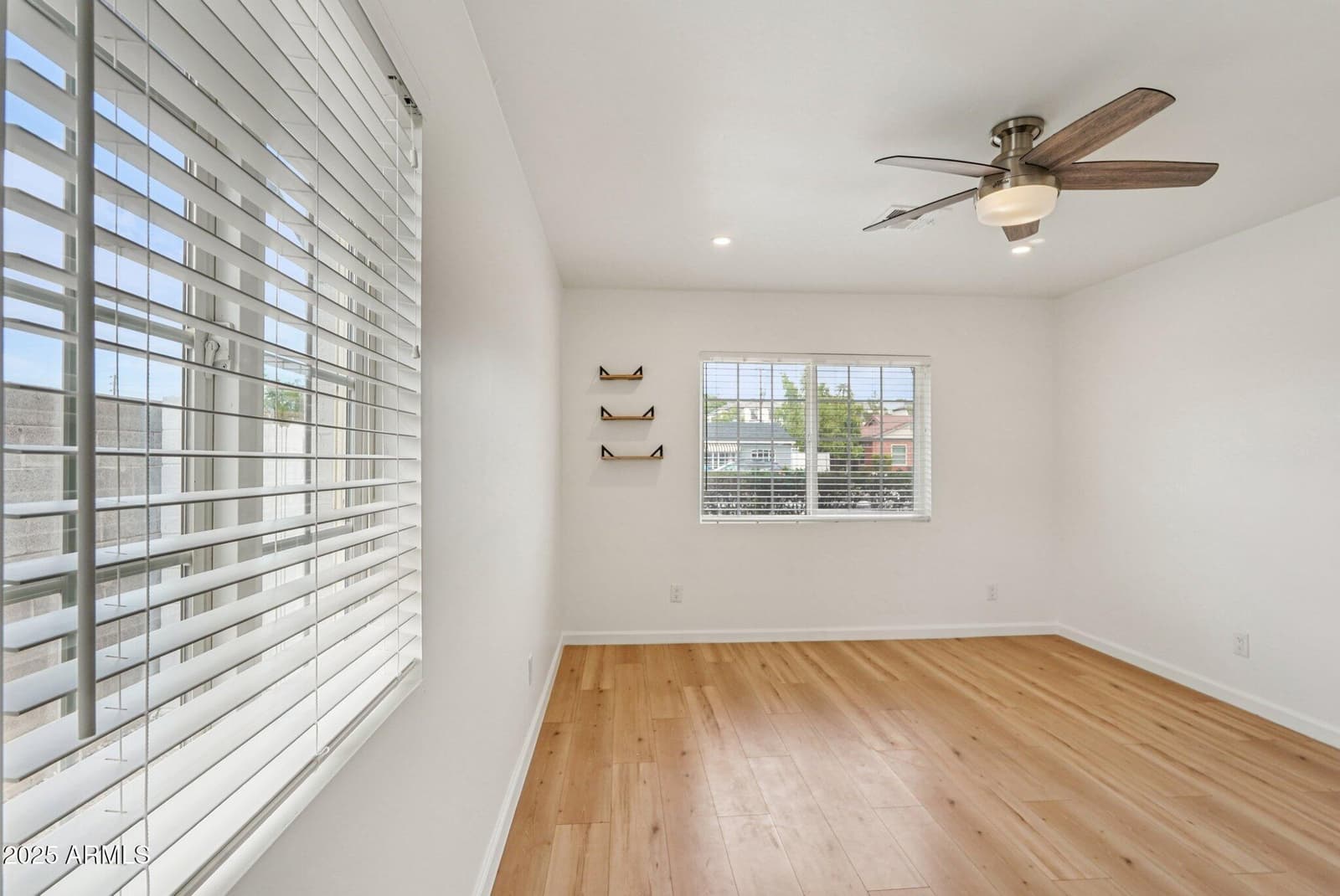 511 E CHEERY LYNN Road, Phoenix, AZ 85012 — photo 16 of 33