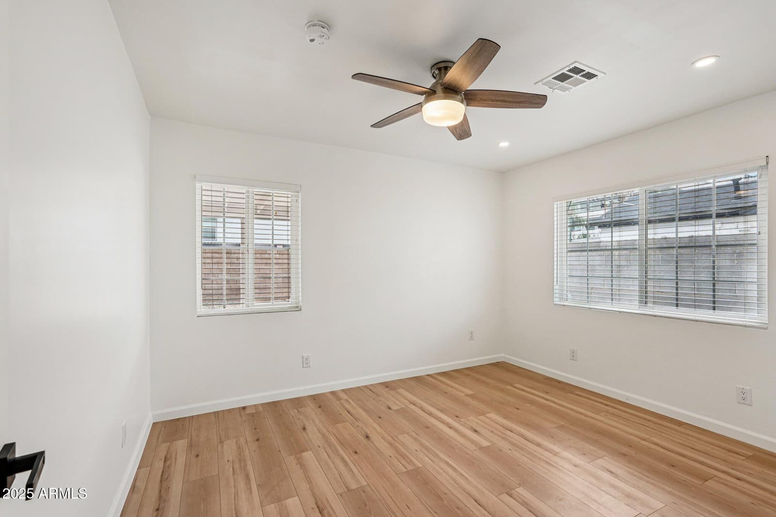 511 E CHEERY LYNN Road, Phoenix, AZ 85012 — photo 20 of 33