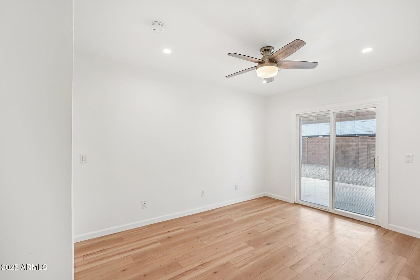 511 E CHEERY LYNN Road, Phoenix, AZ 85012 — photo 21 of 33