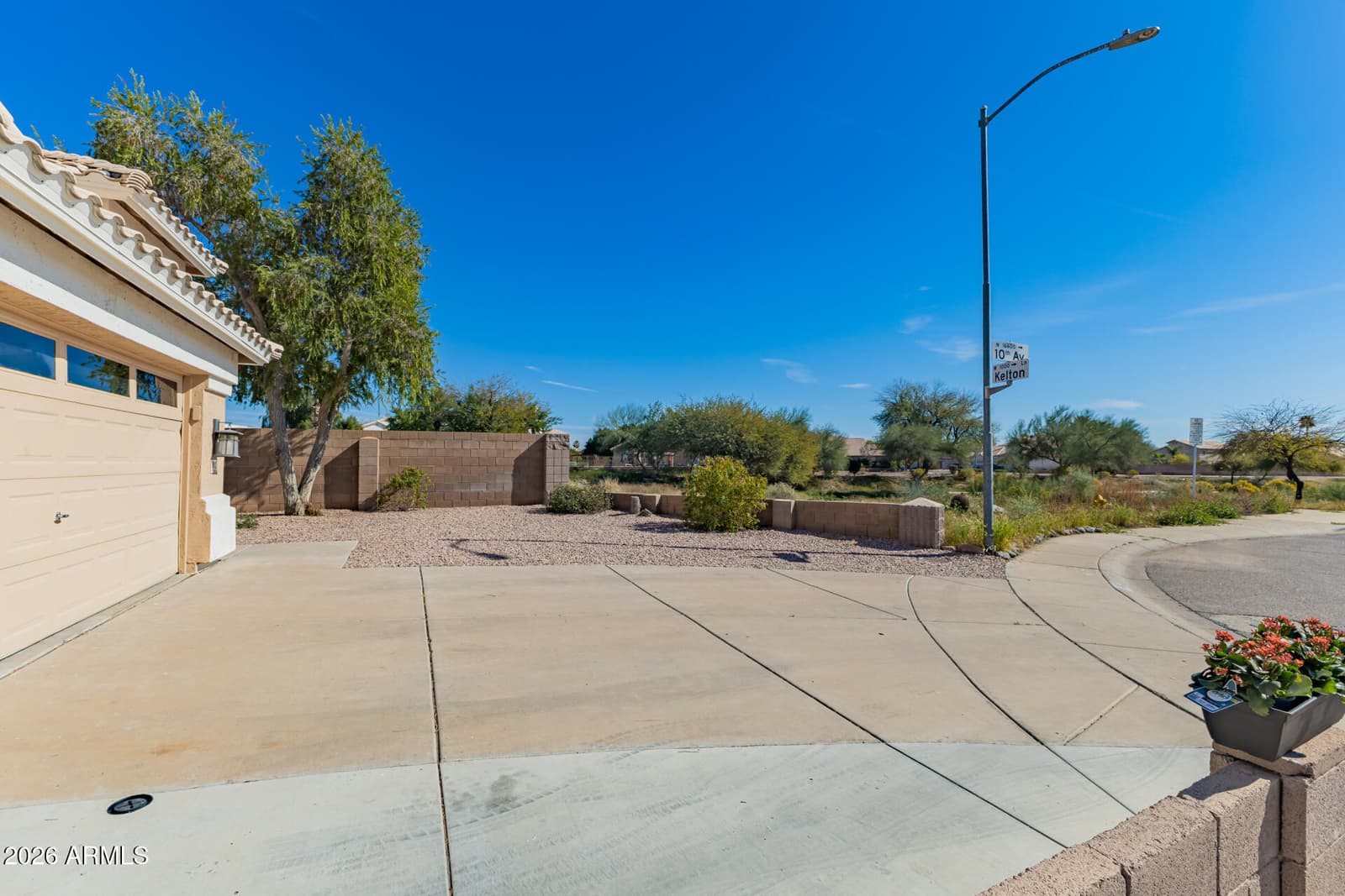 1002 W KELTON Lane, Phoenix, AZ 85023 — photo 10 of 42