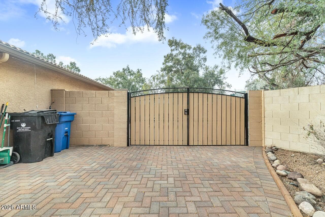 8830 N 20TH Drive, Phoenix, AZ 85021 — photo 8 of 43