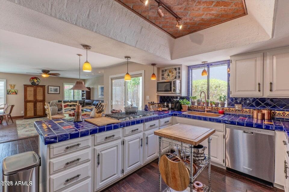 7302 E ROSE Lane, Scottsdale, AZ 85250 — photo 10 of 36