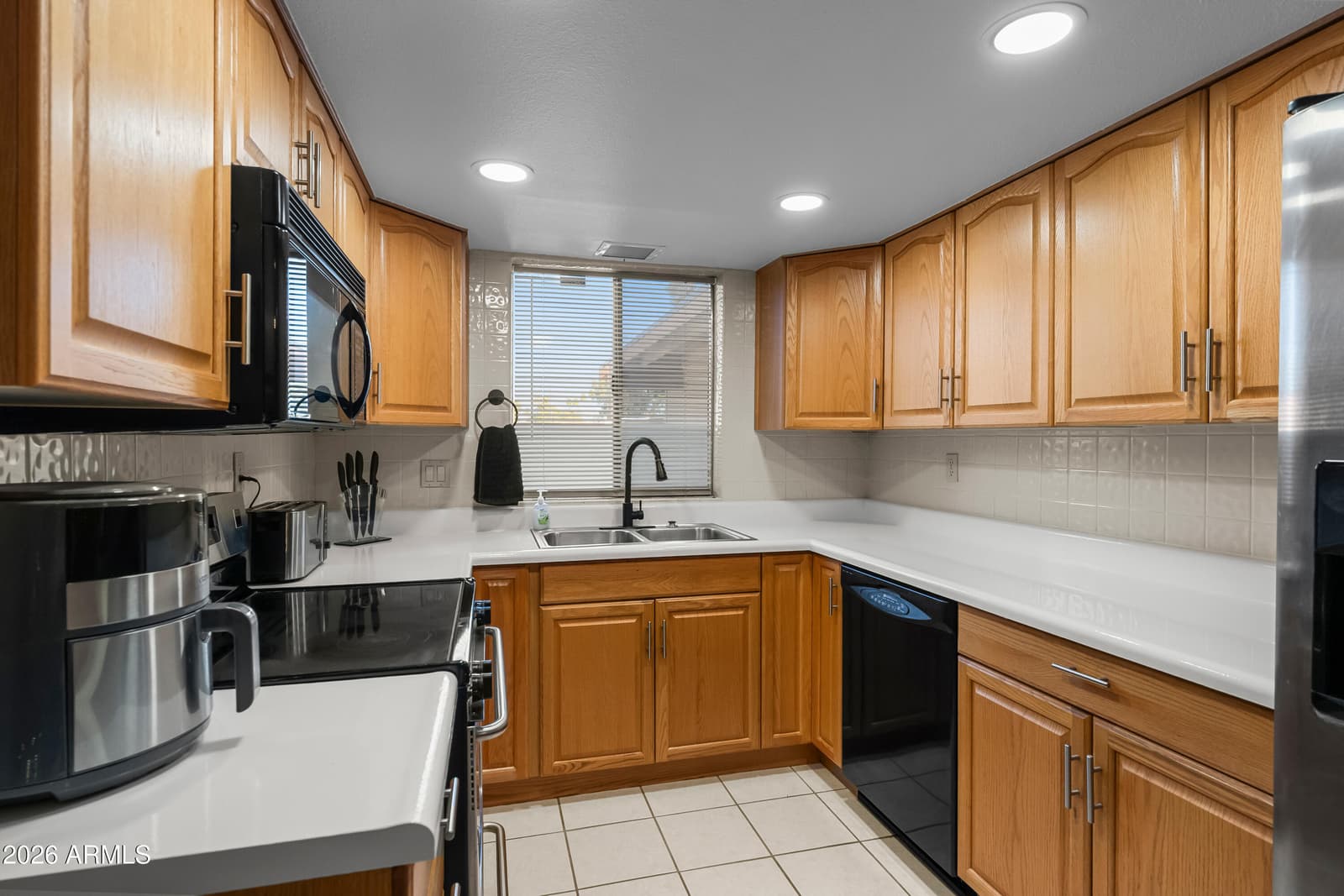 2355 W VOLTAIRE Avenue, Phoenix, AZ 85029 — photo 6 of 23