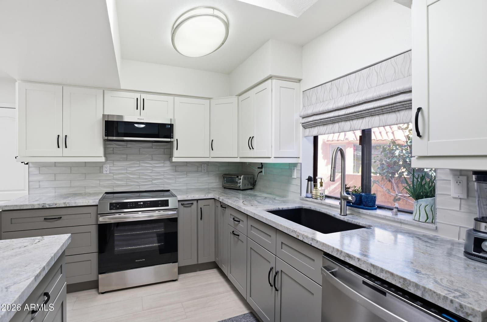 1015 E BECKER Lane, Phoenix, AZ 85020 — photo 10 of 32
