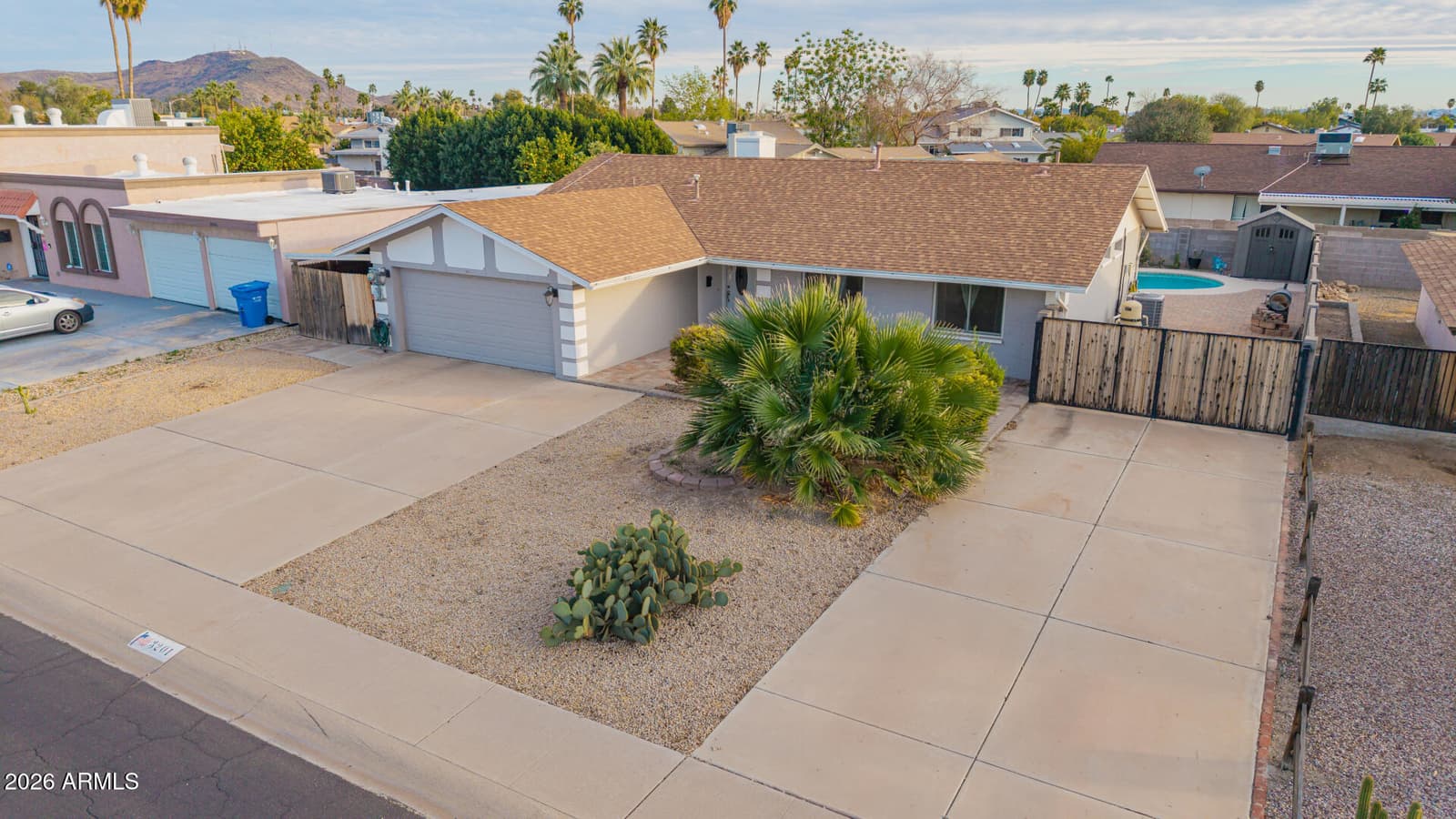 3201 W ACOMA Drive, Phoenix, AZ 85053 — photo 4 of 59