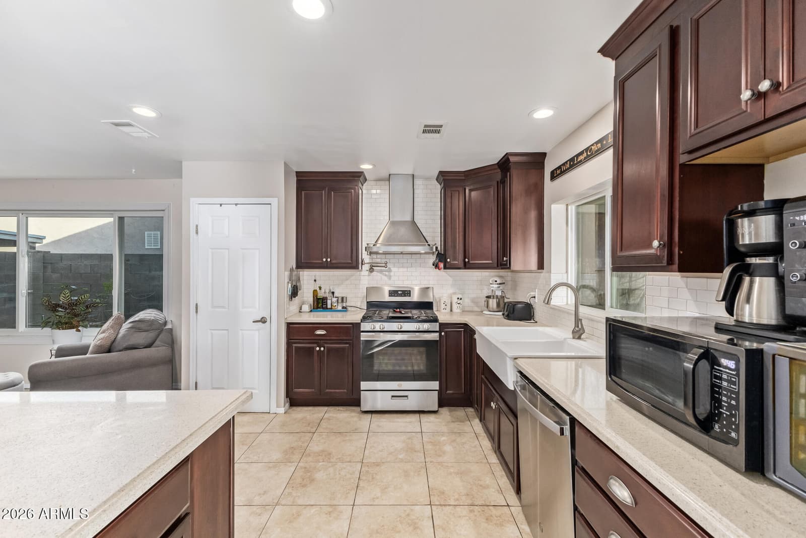 3201 W ACOMA Drive, Phoenix, AZ 85053 — photo 5 of 59