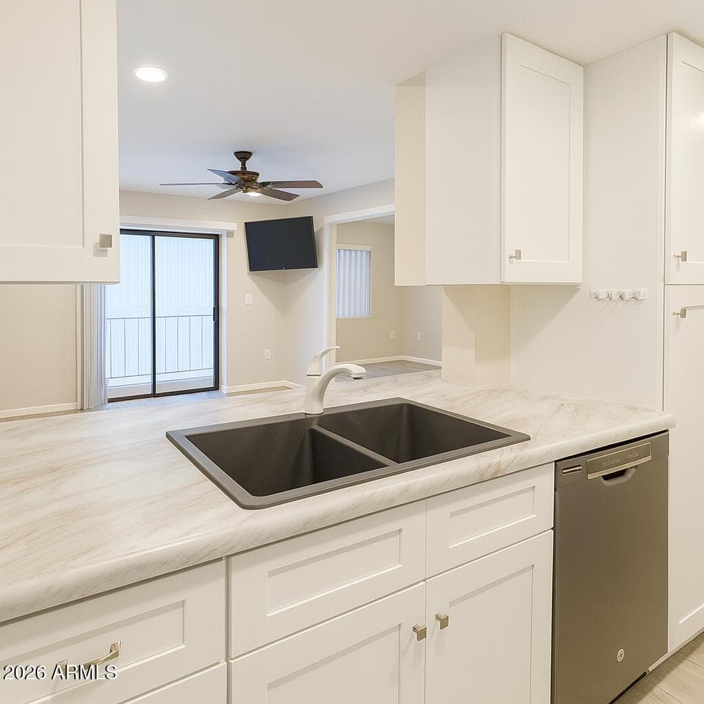 3033 E DEVONSHIRE Avenue 1009, Phoenix, AZ 85016 — photo 4 of 13